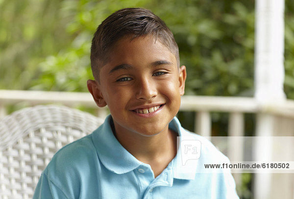 sitzend  lächeln  Junge - Person  Hispanier  Vordach