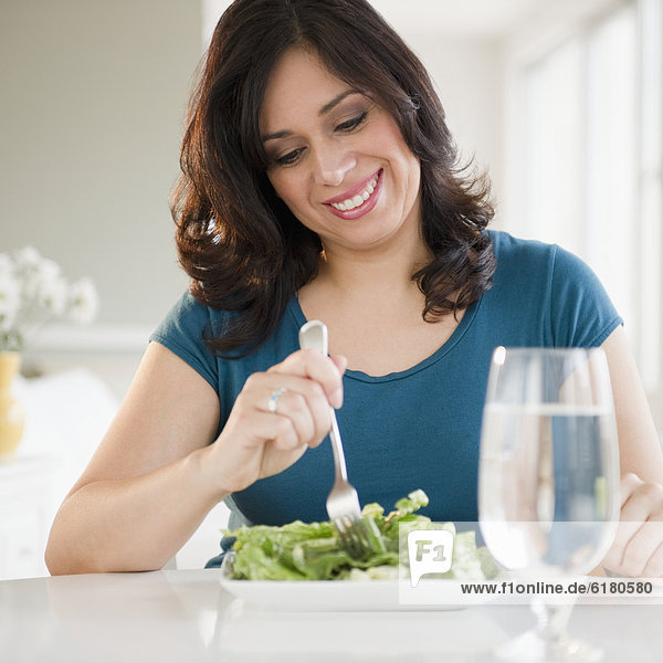Frau  lächeln  Hispanier  Salat  essen  essend  isst  Mittagessen
