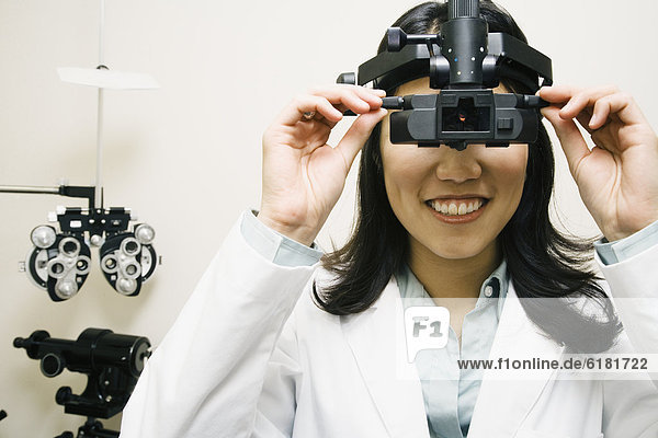 Augenarzt  Gerät  Kleidung  Untersuchung