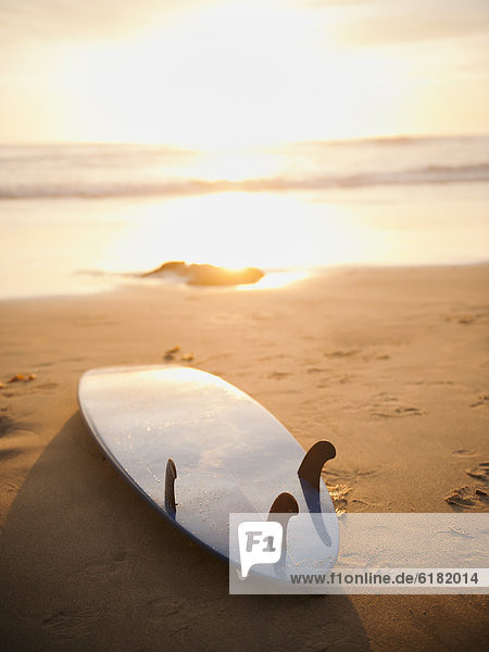 liegend  liegen  liegt  liegendes  liegender  liegende  daliegen  Strand  Sonnenuntergang  Surfboard