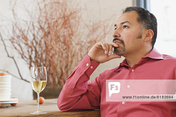 Mann  Glas  Wein  Hispanier