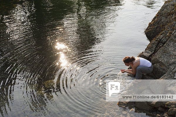 Frau  waschen  Hispanier  See