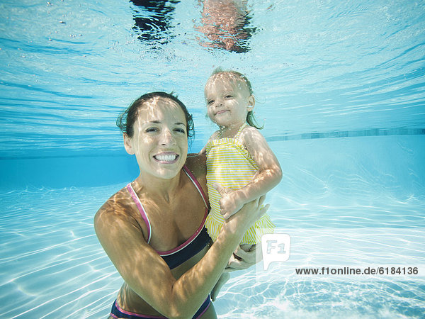 Unterwasseraufnahme  schwimmen  Tochter  Mutter - Mensch