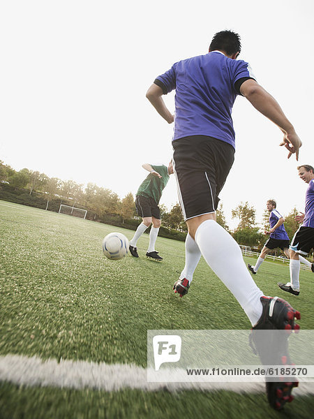 Mann Feld Fußball spielen