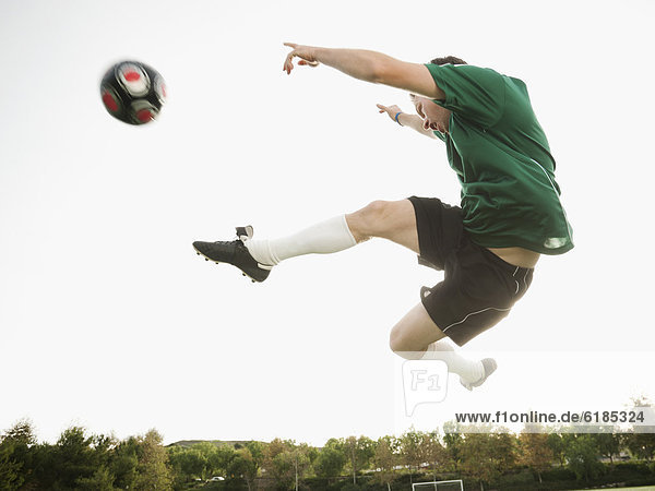 Europäer In der Luft schwebend treten Spiel Fußball Ball Spielzeug