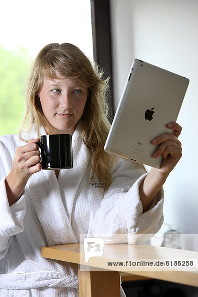junge Frau junge Frauen Tasse Morgen Küche Bademantel Kaffee
