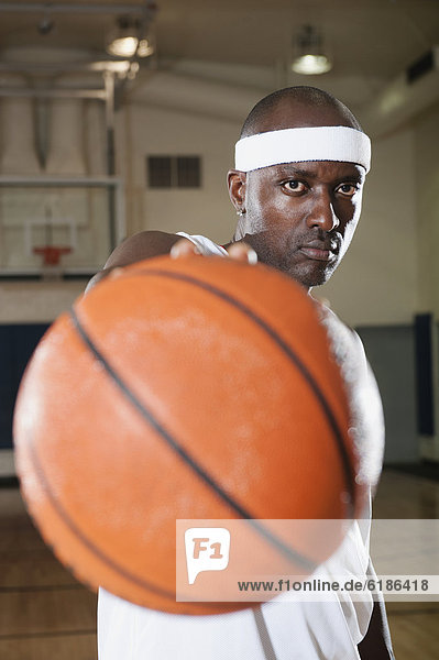 Mann halten schwarz Basketball Gericht