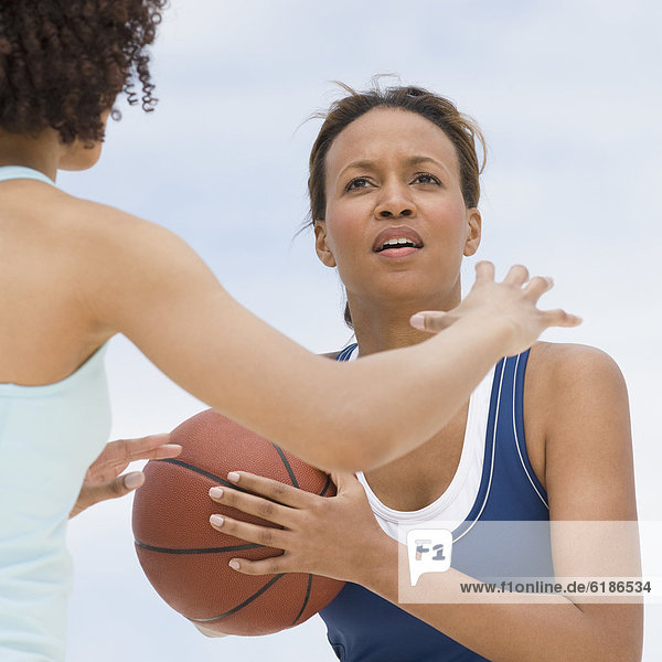 Frau  Basketball  spielen