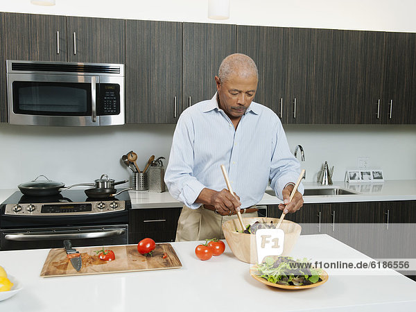 Mann  Vorbereitung  Küche  Salat  schwarz