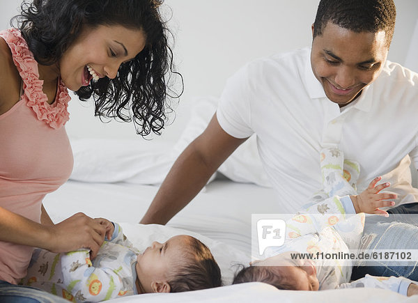 Menschliche Eltern  Zwilling - Person  Bett  Baby  spielen
