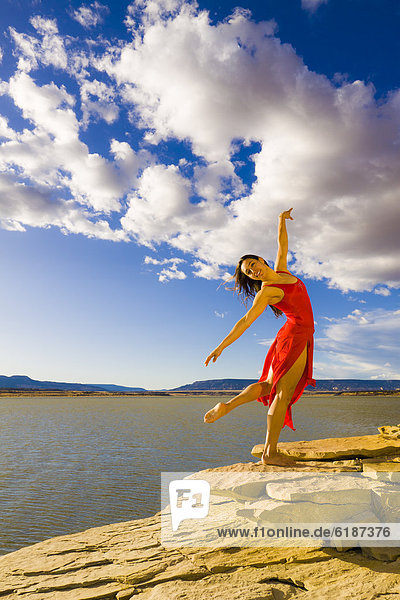 nahe  Frau  Hispanier  tanzen  See
