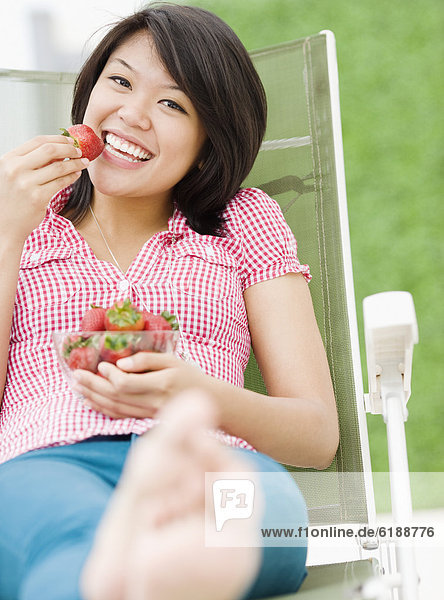 Frau  Erdbeere  essen  essend  isst