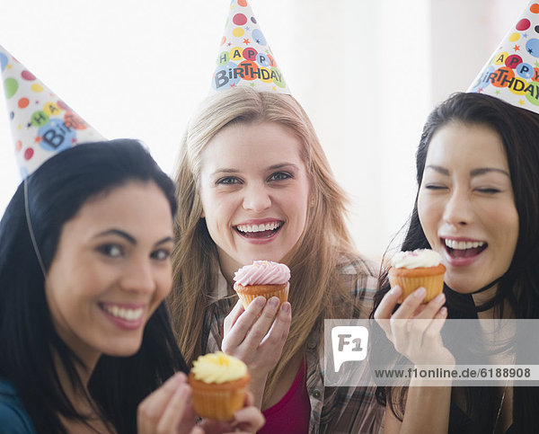 Freundschaft  Party  Geburtstag  essen  essend  isst  cupcake