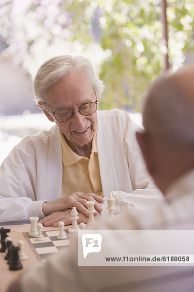Außenaufnahme  Senior  Senioren  Mann  Schach  freie Natur  spielen