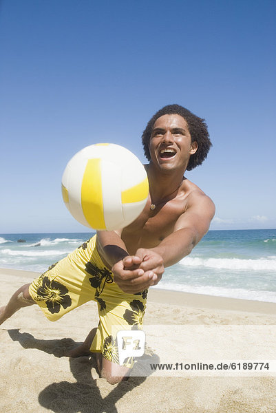 Mann  Strand  Volleyball  spielen