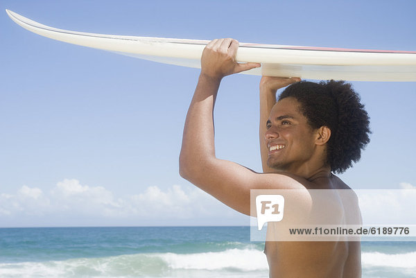 Mann  tragen  Strand  Surfboard
