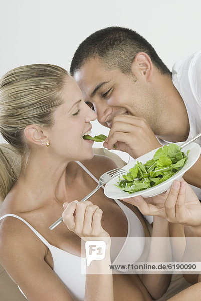 Mann  Freundin  Hispanier  Salat  füttern