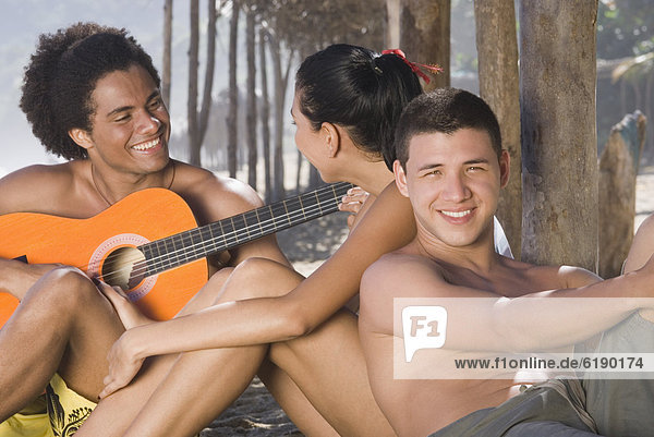 Mann  Freundschaft  Strand  Gitarre  spielen