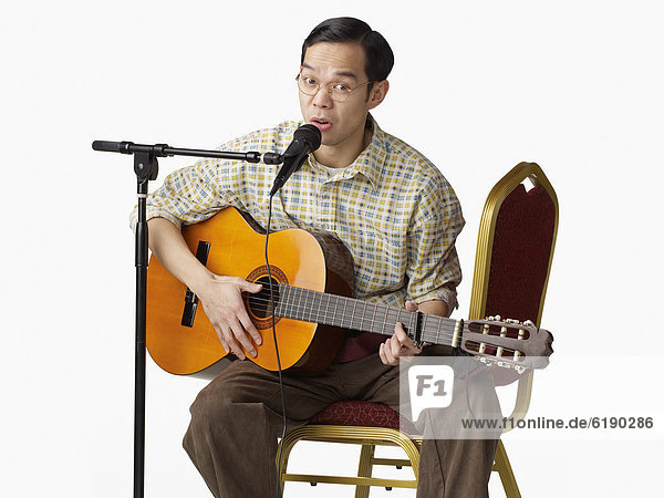 Mann  Gesang  Gitarre  spielen