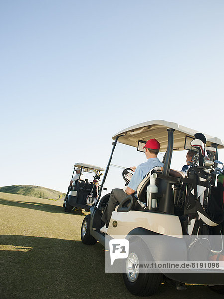 Mann  fahren  Fuhrwerk  Golfsport  Golf  Kurs