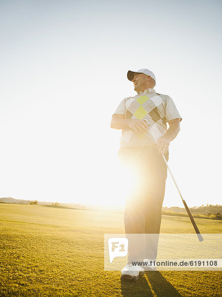 Europäer  Mann  gehen  Golfsport  Golf  Verein  Kurs