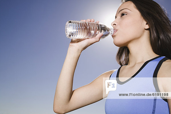 Wasser  Frau  Hispanier  durstig  trinken