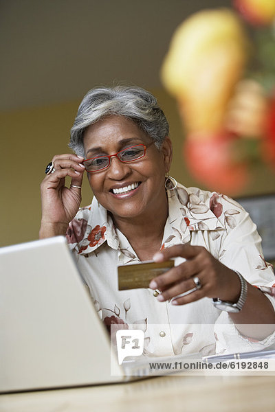 Frau  Internet  Kredit  bestellen  Ware  Kreditkarte  Karte