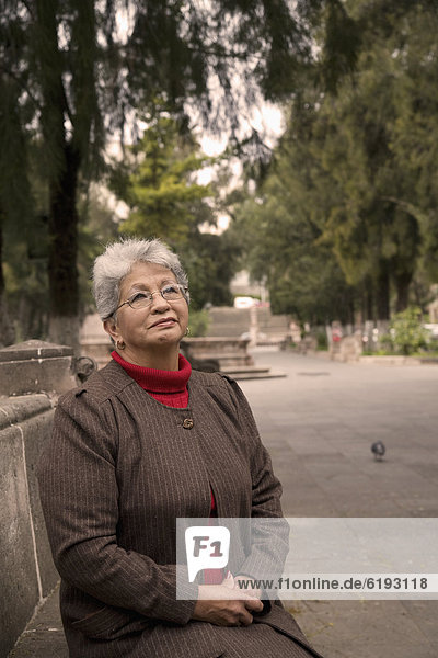 sitzend  Senior  Senioren  Frau  Hispanier