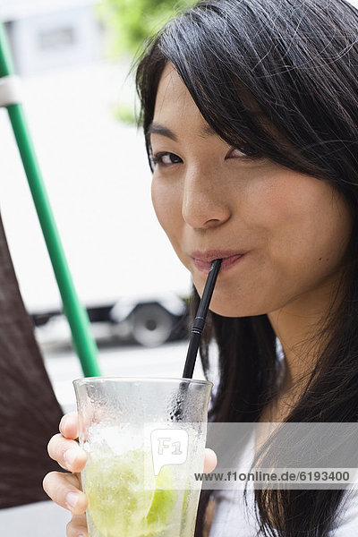 Frau  trinken  Saft  Stroh  japanisch