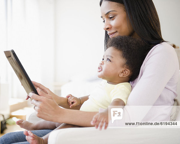 zeigen  Junge - Person  amerikanisch  Tablet PC  Mutter - Mensch  Baby