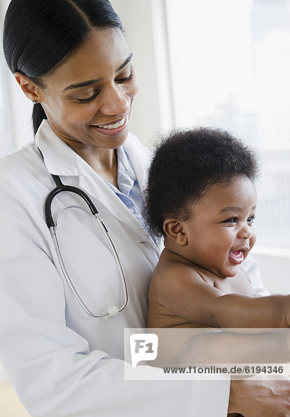 Junge - Person  Arzt  halten  amerikanisch  Baby