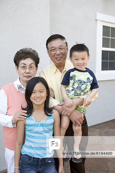 stehend  chinesisch  Großeltern  Enkelkind