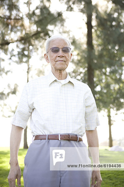 Außenaufnahme  stehend  Senior  Senioren  Mann  chinesisch  freie Natur
