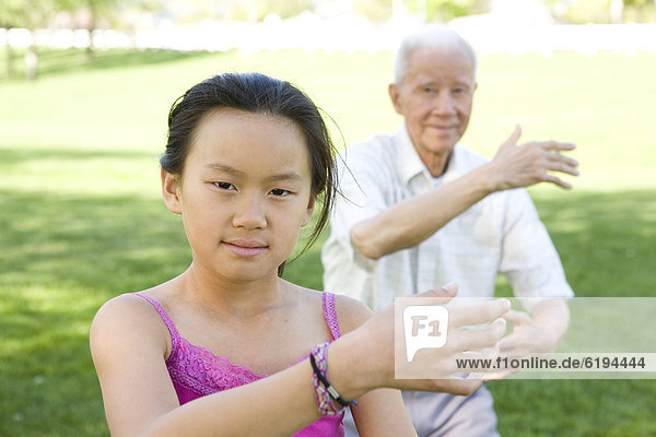 Außenaufnahme  Senior  Senioren  chinesisch  Enkeltochter  Großvater  freie Natur