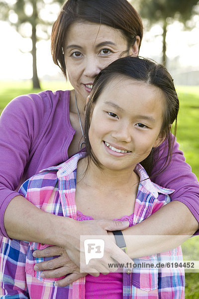 Außenaufnahme  umarmen  chinesisch  Tochter  Mutter - Mensch  freie Natur