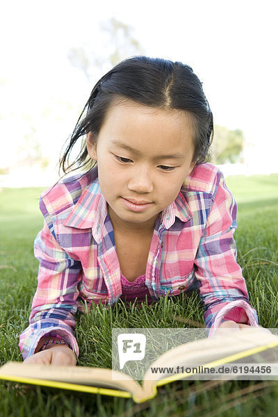 liegend  liegen  liegt  liegendes  liegender  liegende  daliegen  Buch  chinesisch  Gras  Mädchen  Taschenbuch  vorlesen