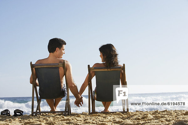 Paar sitzen am Strand