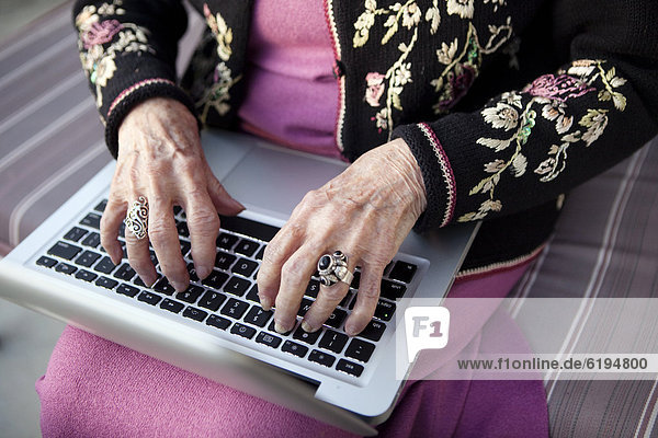 Senior  Senioren  Europäer  Frau  Notebook  tippen