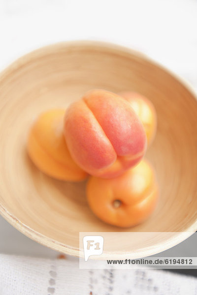 Clingstone peaches in bowl