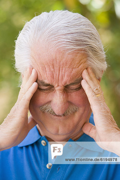 Senior  Senioren  Mann  Kopfschmerz  Hispanier