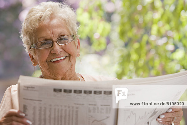 Senior  Senioren  Frau  Finanzen  Hispanier  Zeitung  vorlesen