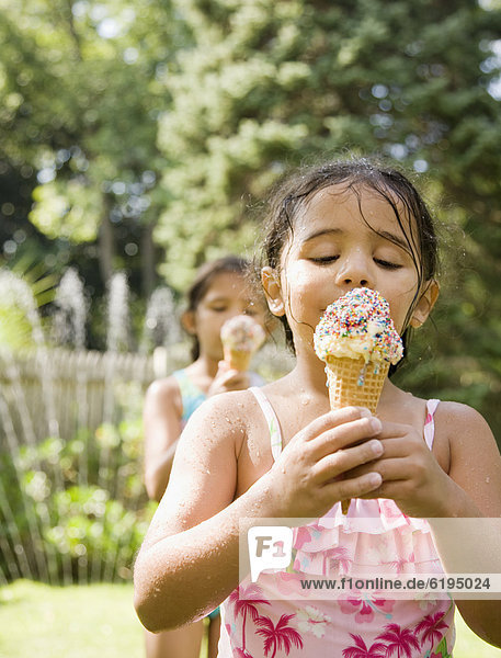 kegelförmig  Kegel  Hispanier  Eis  Mädchen  essen  essend  isst  Sahne