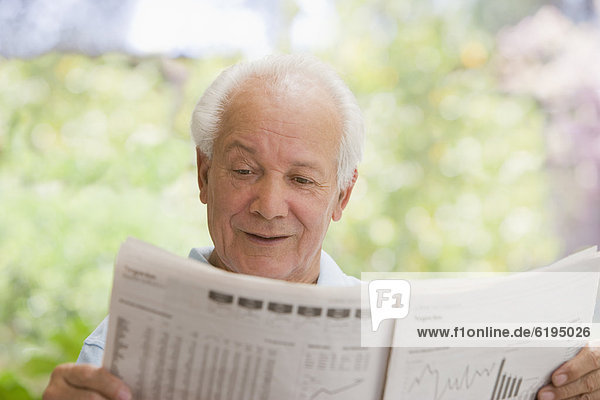 Senior  Senioren  Mann  Finanzen  Hispanier  Zeitung  vorlesen