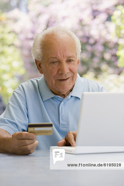 Senior  Senioren  Mann  Internet  Hispanier  kaufen  Kredit  Kreditkarte  Karte