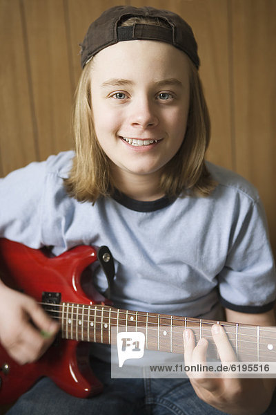 Europäer  Junge - Person  Gitarre  Elektrische Energie  spielen