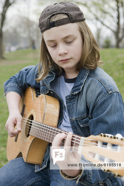 Europäer  Junge - Person  Gitarre  Akustikgitarre  akustische Gitarre  spielen