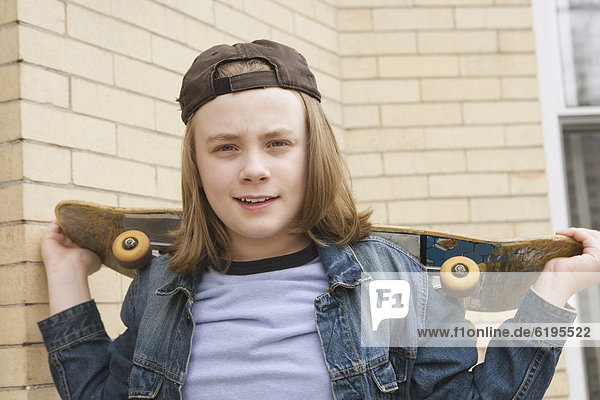 stehend  Europäer  Junge - Person  Skateboard