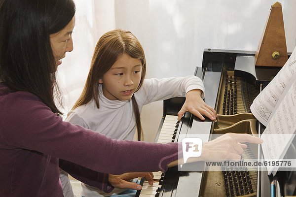 Frau  unterrichten  Klavier  jung  Mädchen