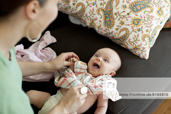 Europäer  Kleidung  wechseln  Mutter - Mensch  Baby