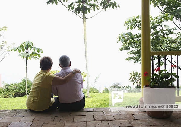 Außenaufnahme  sitzend  Senior  Senioren  Zusammenhalt  Hispanier  freie Natur